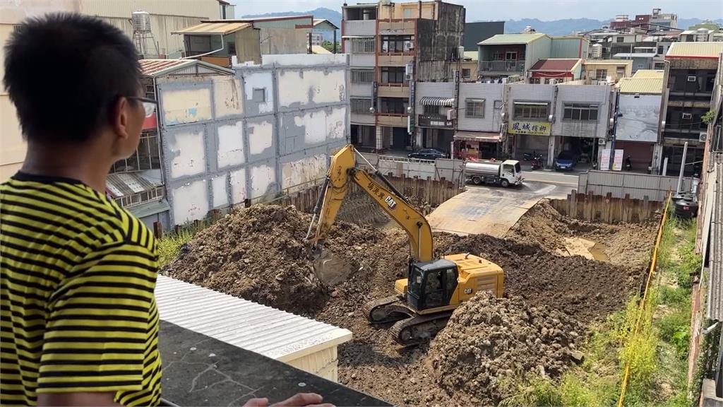 南投民宅牆壁龜裂神像位移 住戶控隔壁建商蓋大樓害位移