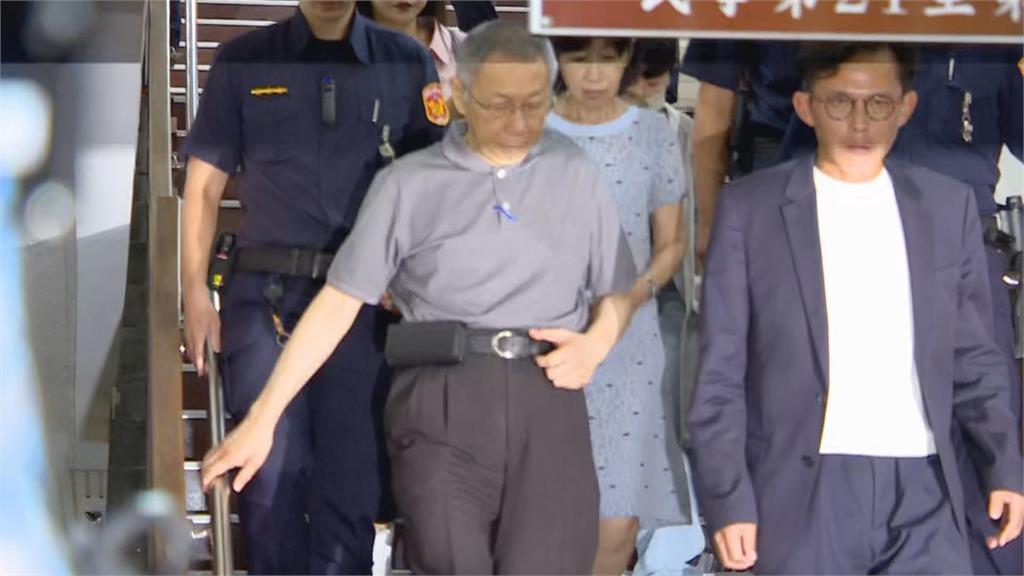 快新聞／維持原裁定！柯文哲扶腰帶走出北院　微笑與小草握手