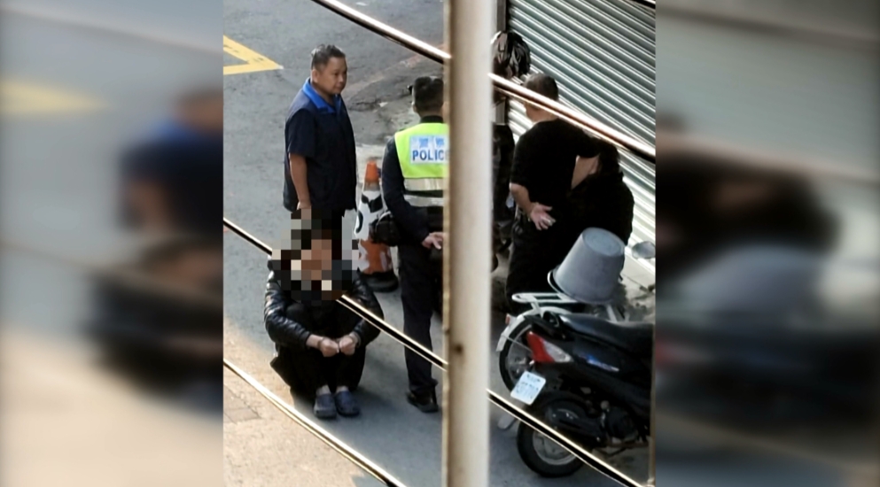 高雄男子疑精神不穩隨機攻擊 雜貨店老闆過肩摔制伏救女子