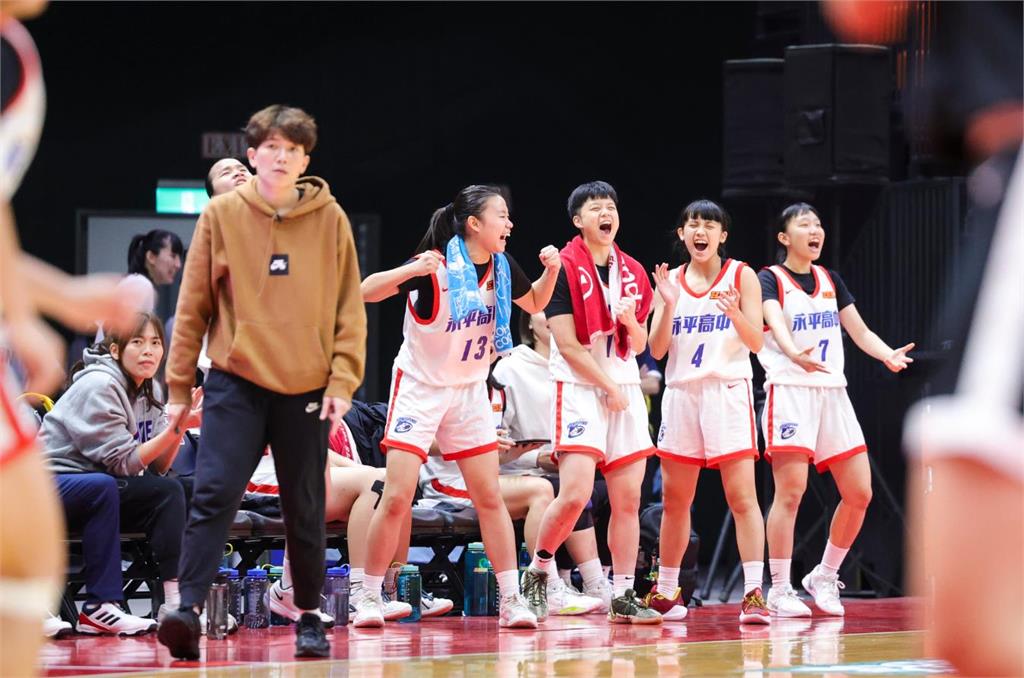 HBL(影)/廖秀珍籃下超猛無人能擋! 28分28籃板助淡水商工擊敗永平高中
