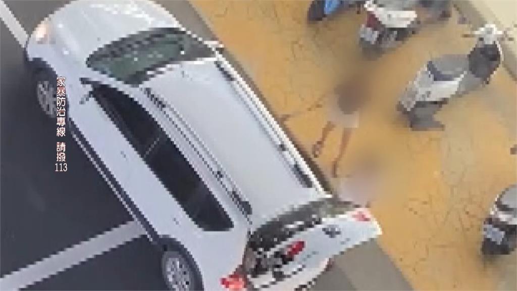 夫妻吵架持球棒街頭對峙！　放任孩童車上狂哭