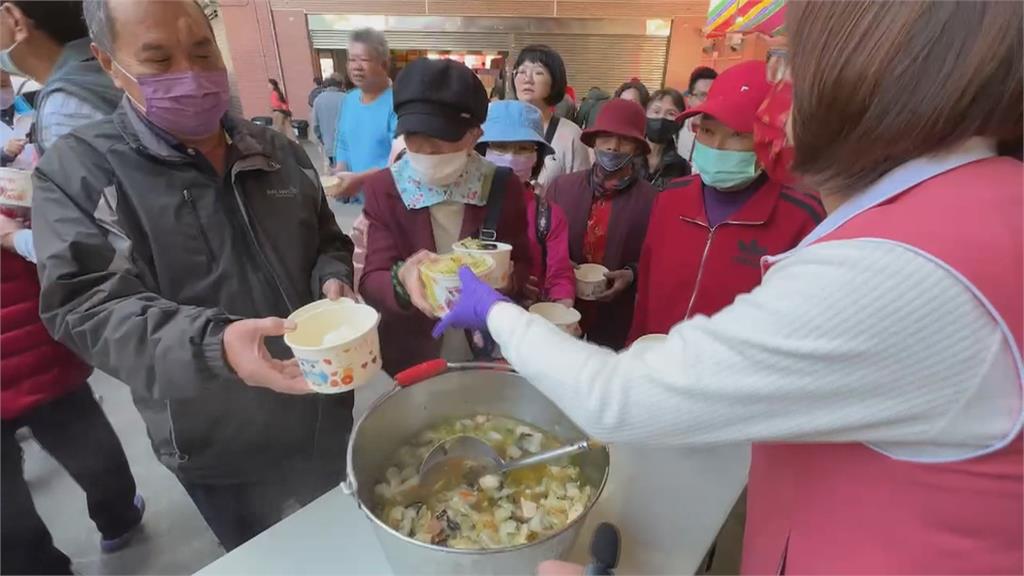 大年初一屏東車城福安宮發錢母 玉皇宮提供平安飯湯讓信徒吃平安