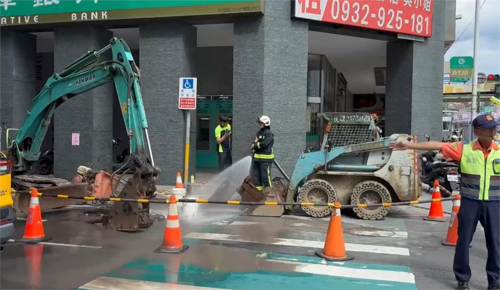 基隆瓦斯管被挖破外洩飄臭味 污水流滿地交通大亂