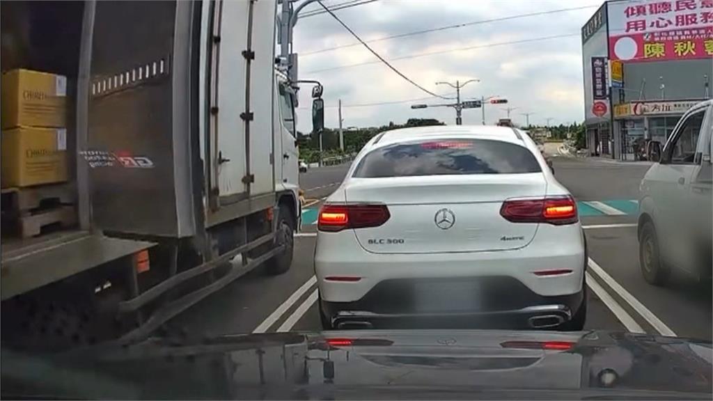 粗心! 物流車"門未關妥"橫掃無辜車 最高開罰1萬8
