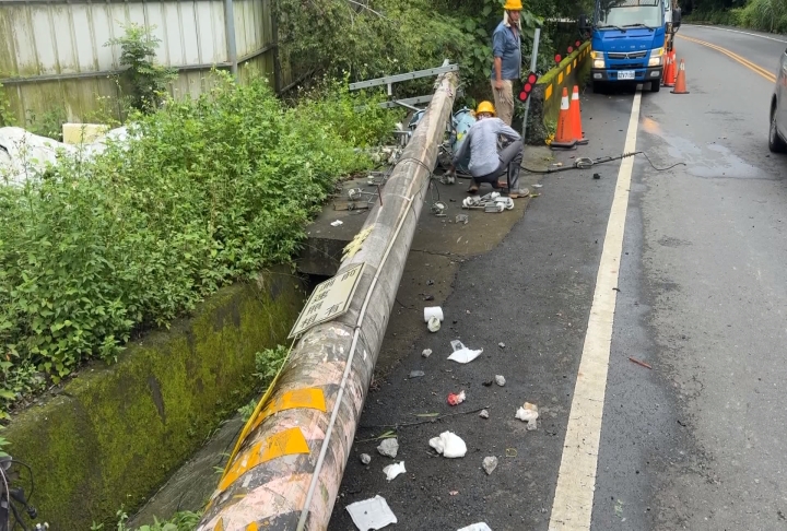 南投男疑恍神衝對向車道 撞小客車再追撞電桿