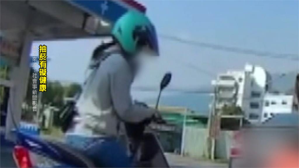 有影/南投粗心媽騎車叼菸來不及救 煞車腳踏板上女童掉落