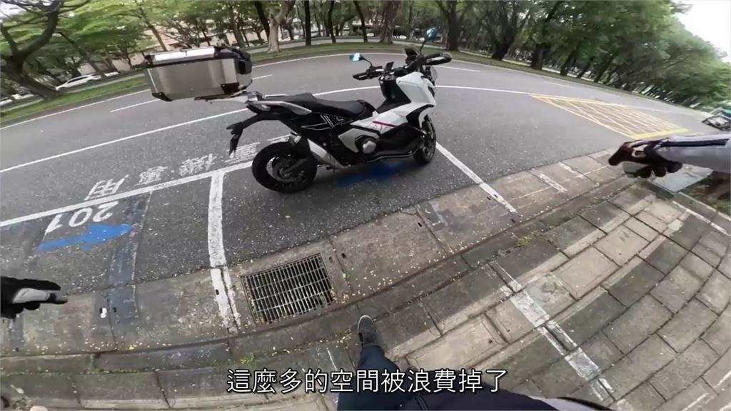 重機太長只能停汽車格?達人實測結果打臉 怒問交通部:有沒有上路經驗