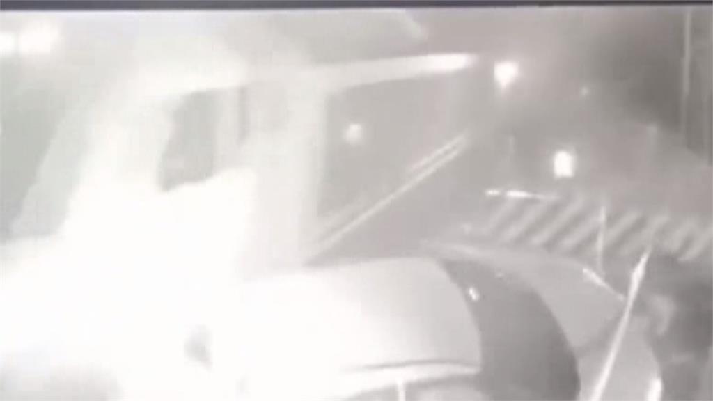 台鐵新埔副站長開車闖平交道　高舉雙手擋火車畫面曝