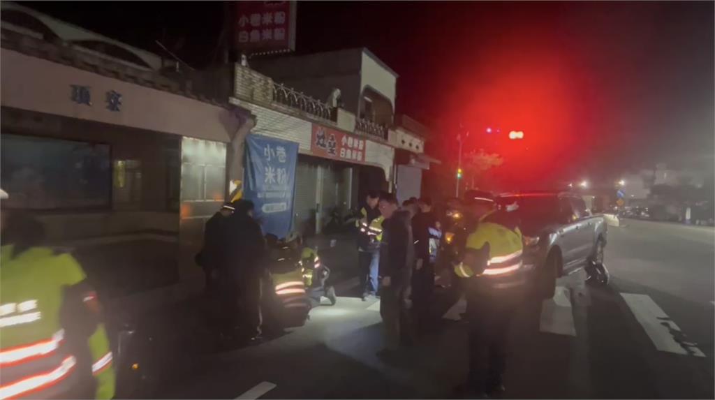 最新／驚悚畫面曝光！金山毒駕男「持雙刀」作勢隨機攻擊　警圍捕抓到了