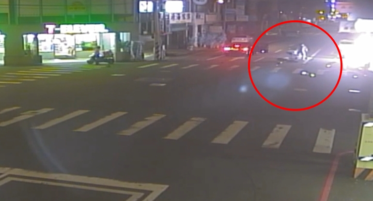 苗栗機車遭轎車撞飛爆炸起火 好心路人合力拉出重傷騎士