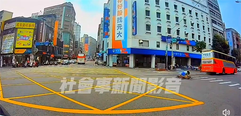 快新聞/驚悚一瞬間!中壢客運「搶黃燈」猛衝 Ubike騎士遭擊落倒地
