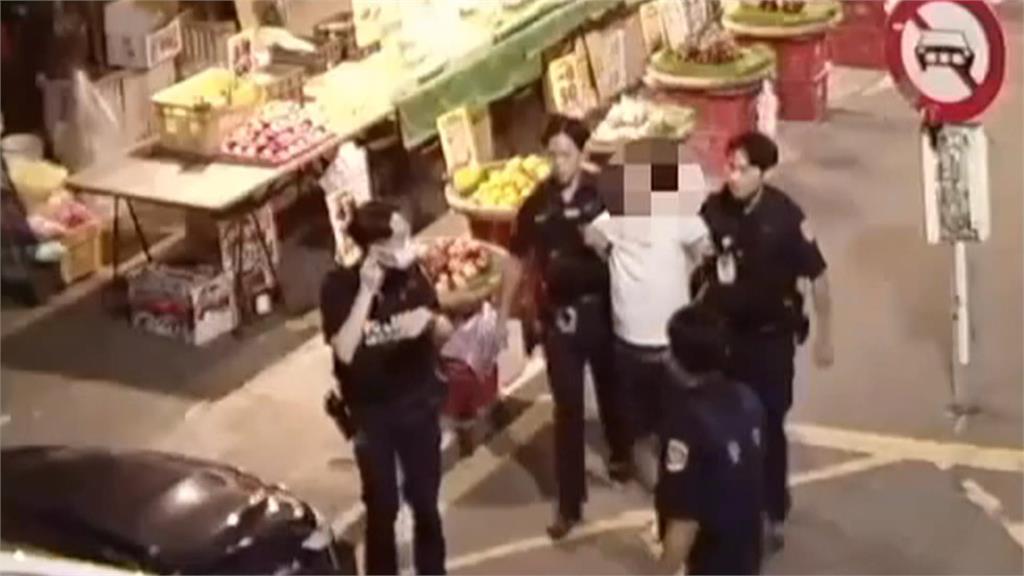 夜市驚魂！男失控衝夜市銀樓　「暴打民眾」警火速到場管束