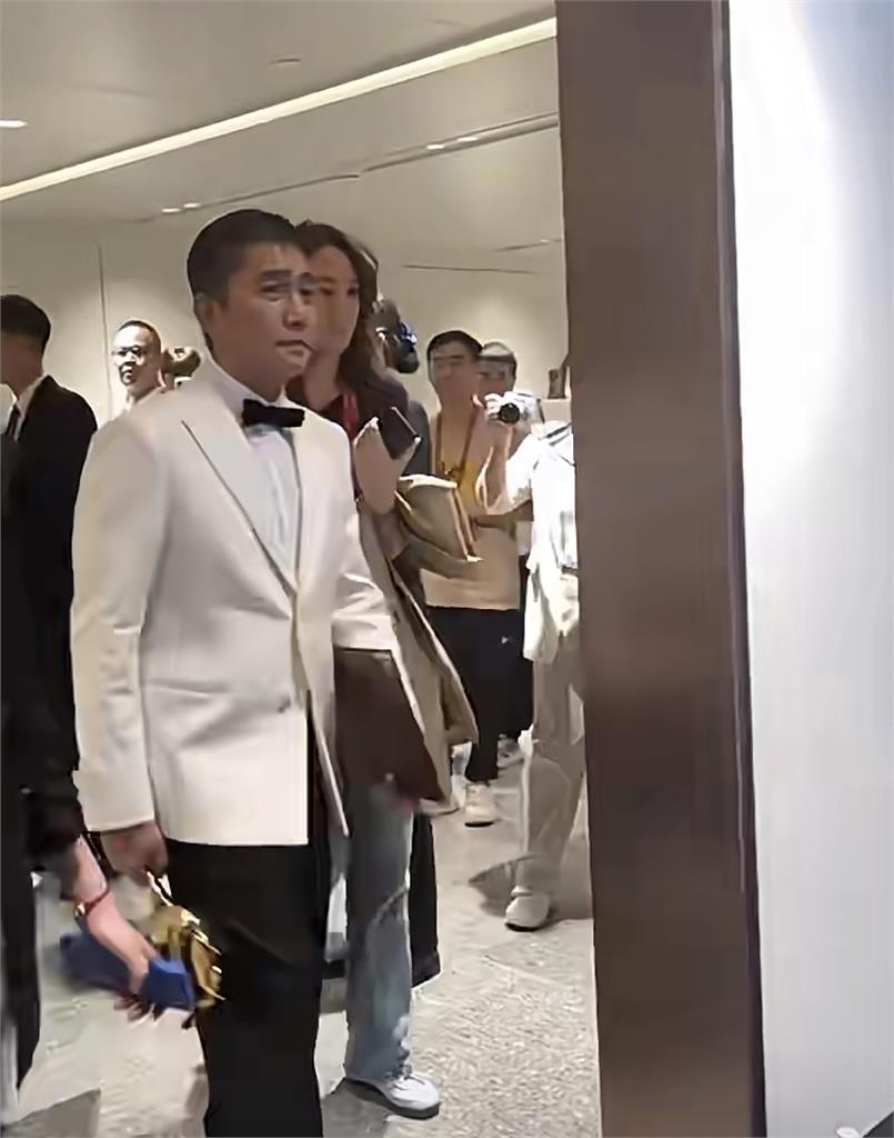 梁朝偉喜獲金雞獎影帝!下台「1舉動」惹中國小粉紅怒轟:太不尊重