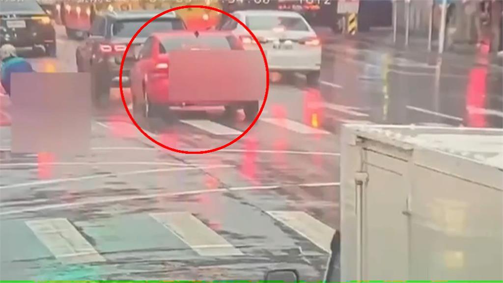 突變換車道害騎士摔車爆衝突　雙方雨中飆罵、揮拳