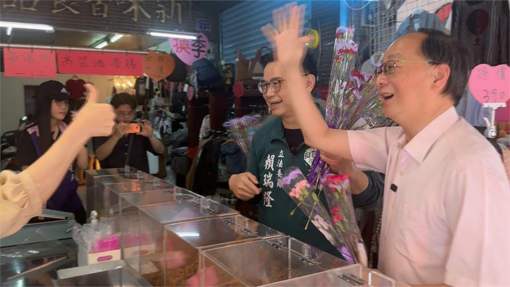 母親節將至！　賴瑞隆市場贈康乃馨﹑王瑞德送妻布拉格機票