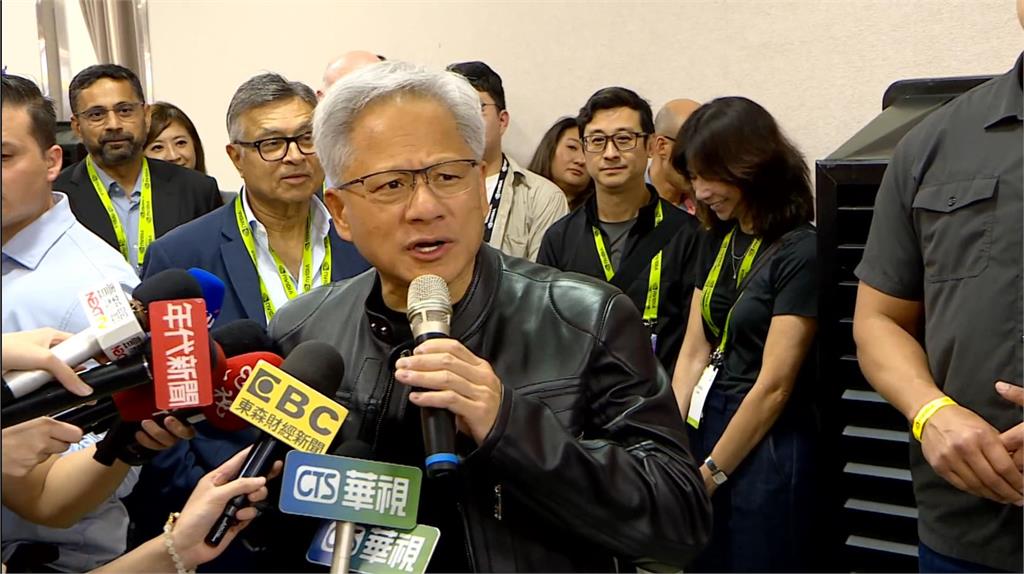 黃仁勳逛COMPUTEX 到鴻海攤位高喊「我愛台灣」