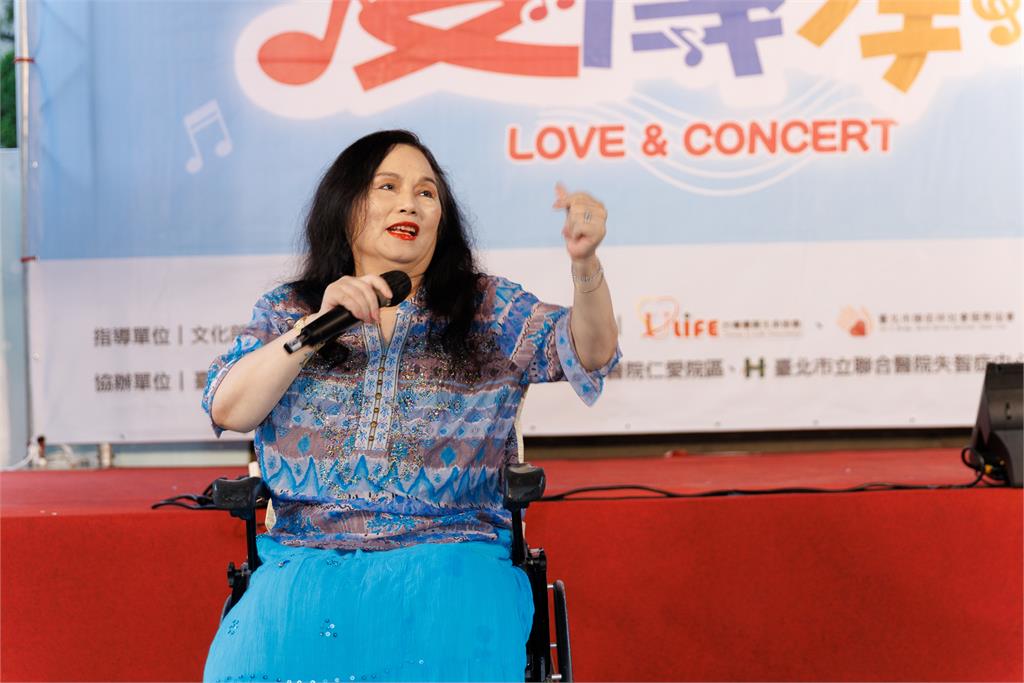 坐輪椅也不認輸!月亮歌后李珮菁用人生逆轉故事鼓勵獨居長輩