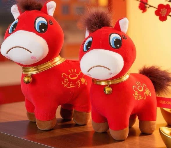 馬年吉祥物嘴巴縫反卻賣到缺貨！中國上班族瘋搶「哭哭馬」：根本是我