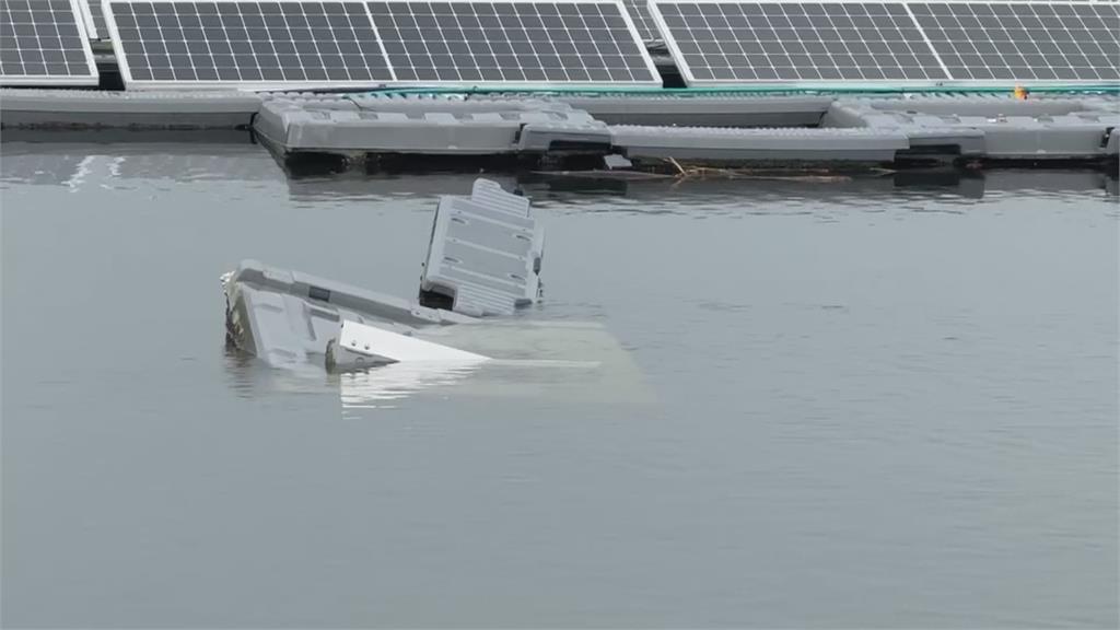 網謠傳嘉義滯洪池光電板破裂「毒魚」 漁會澄清:底下沒養魚 勿傷害養殖業