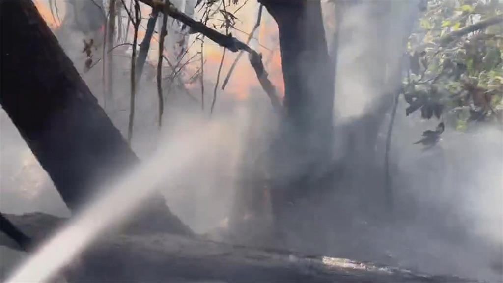 空拍畫面曝！　雲林古坑山林大火　直升機空中灑水防堵火勢