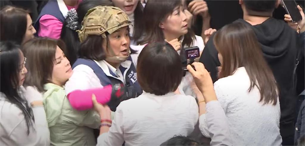 快新聞/朝野黨團又衝突!黃捷慘遭拉扯 陳玉珍頭戴鋼盔以背臀頂撞綠委