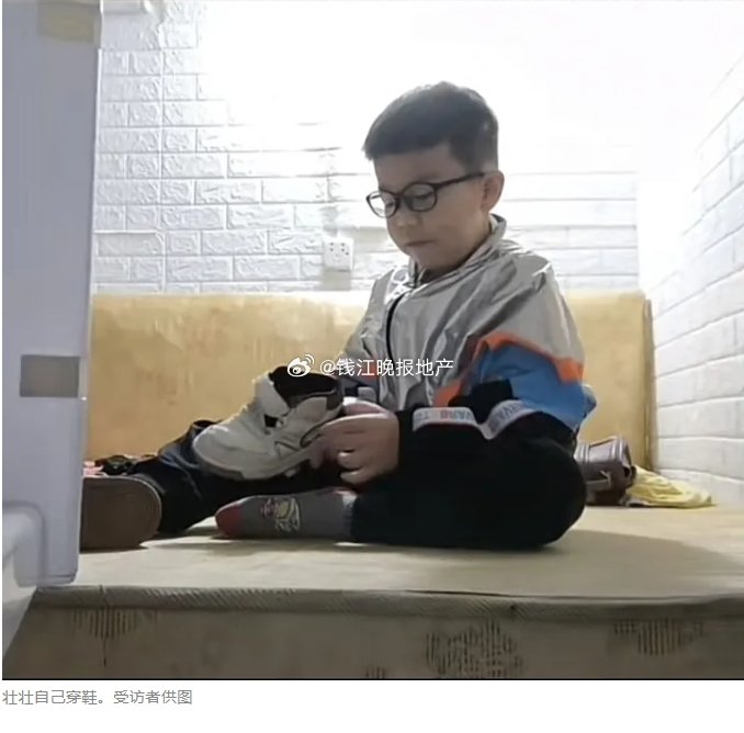 9歲腦麻兒突起身行走!父故作冷靜「不忍打擾」偷拭淚 惹哭百萬網友