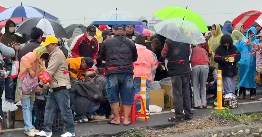 雲林慶元宵"吃飯擔"登場 烤豬.烤鱷魚呷平安