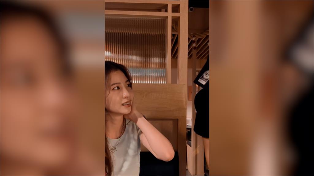 成功就給1000!女友努力嘗試「舌頭撈冰」 他轉身請店員關心