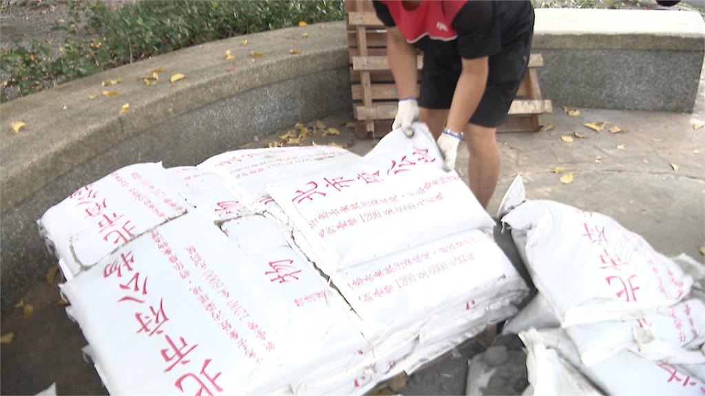 淹怕了！巴威颱風來勢洶洶　內湖里民領百顆沙包「備戰」