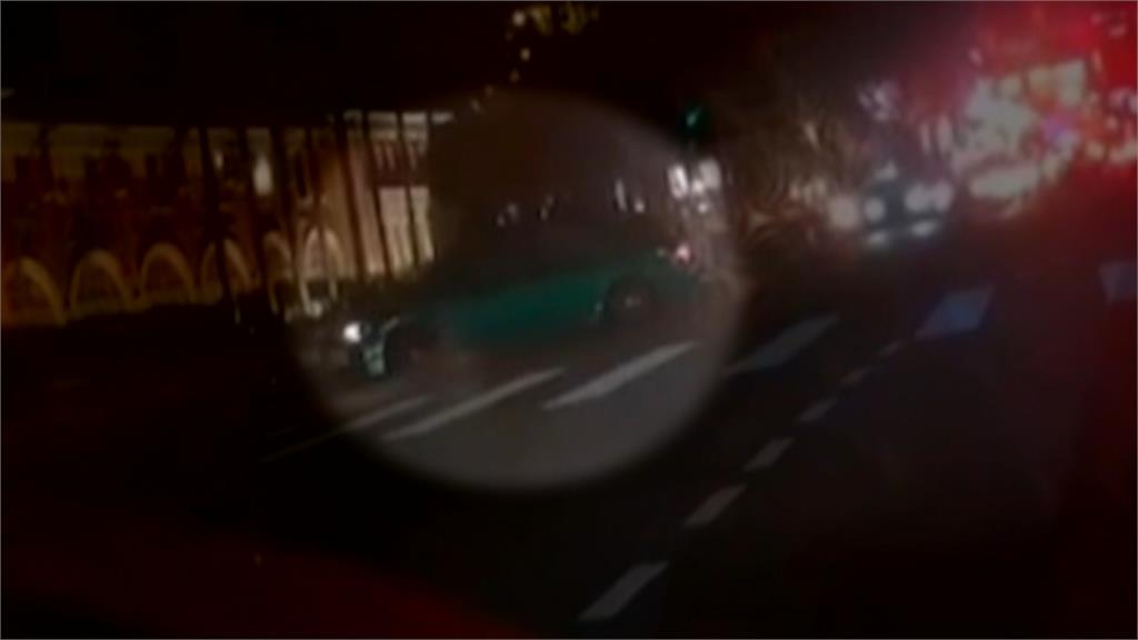 新竹市府前大石球遭轎車撞飛　駕駛辯「以為撞邊坡」肇事逃逸