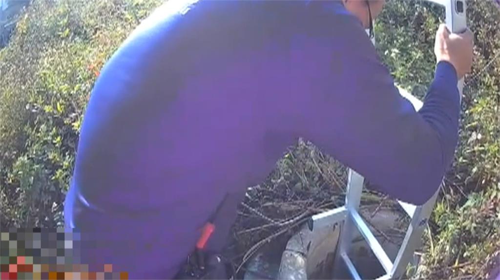 長草掩蓋成陷阱! 老翁摔落古井 消防隊降繩索救援