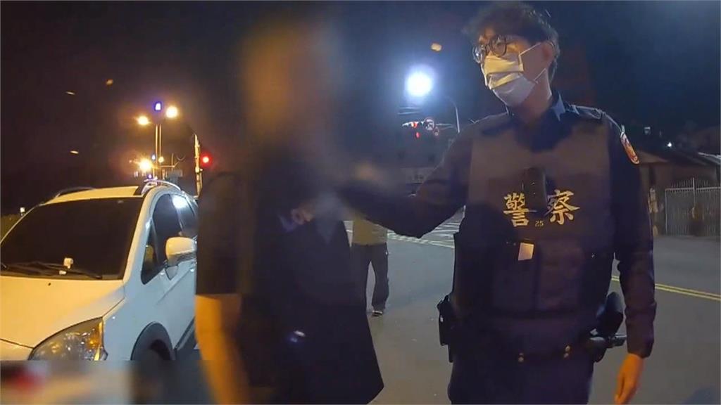 醉男跨年夜找女友嫌路人鞭炮吵 竟當街持槍攻擊 兩人中槍送醫