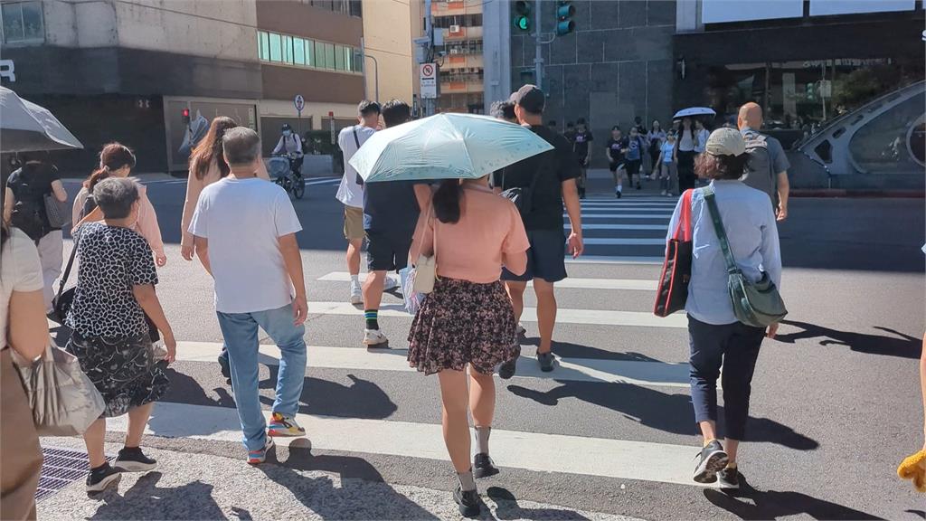 輕颱「鳳凰」估今轉中颱 下週一路徑北轉逼近台灣防豪大雨