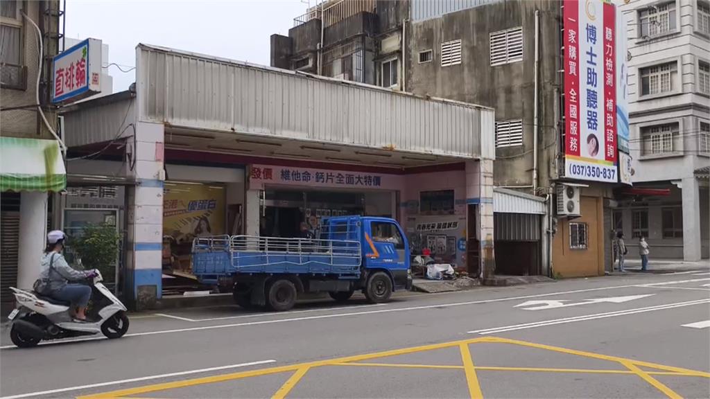 目擊藥局拆招牌墜落瞬間! 經過駕駛神預測避開被砸