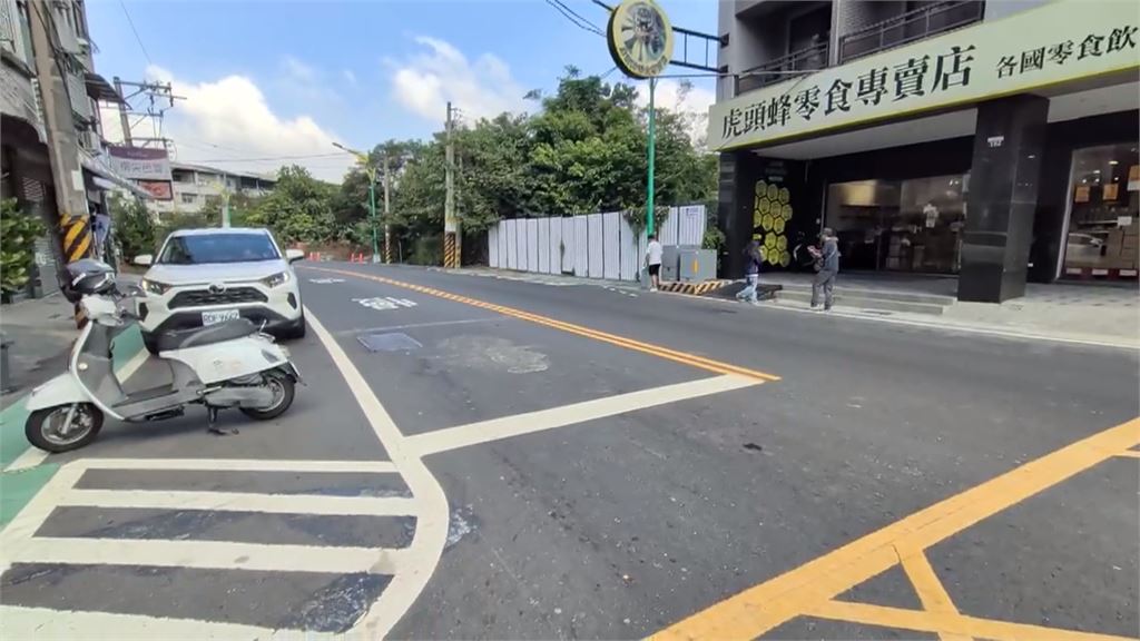 台中「超窄人行道」僅手掌寬！　網友：練過閃身步才能走