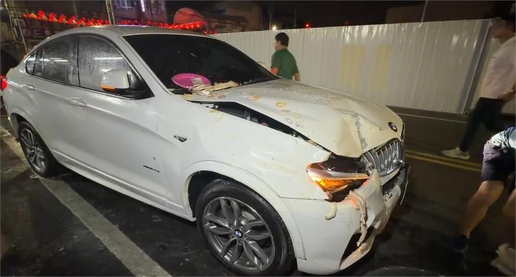 撞擊瞬間曝光！　八旬翁深夜駕車　毫無減速鏟飛麵攤