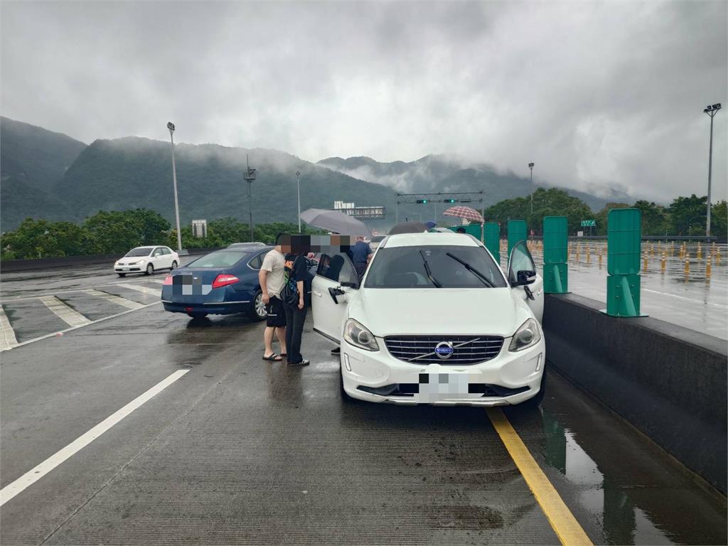 快新聞/嚇壞!88歲男「逆流而上」開上國五 與另2車撞成一團幸無人傷