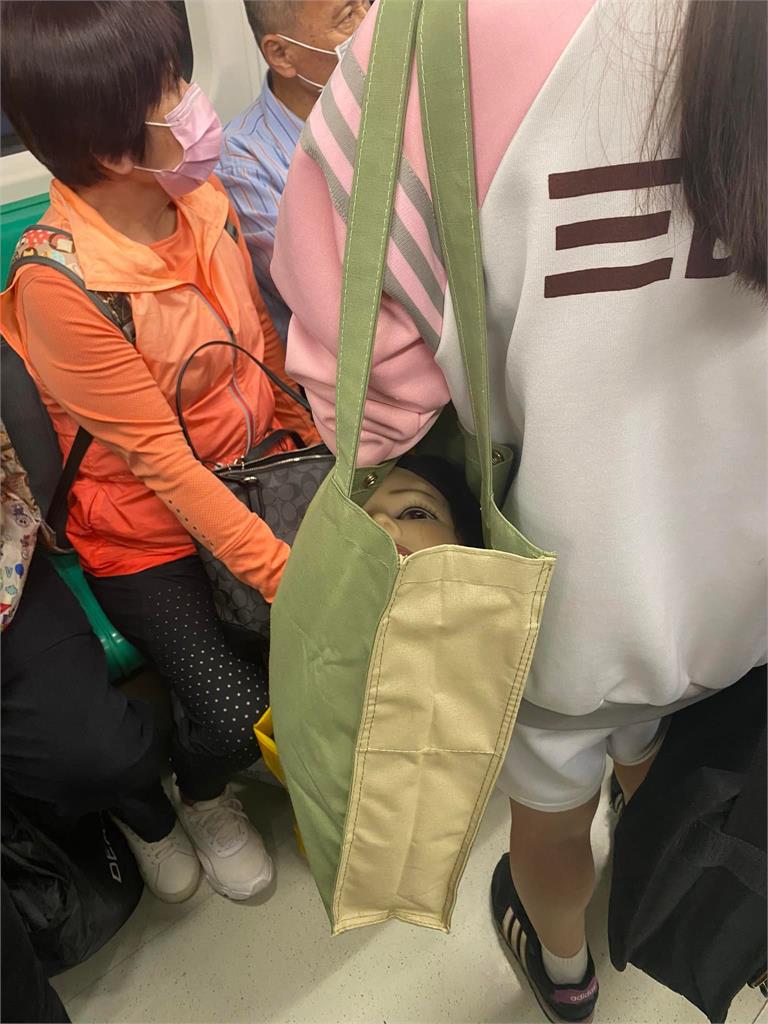 她搭捷運遇「詭異凝視」低頭一看嚇歪！網笑翻：笑得妳心裡發寒