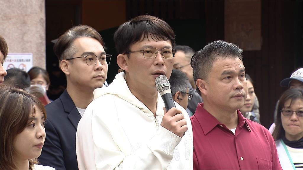 黨主席之爭秀肌肉? 黃國昌揪小雞年貨大街拜年
