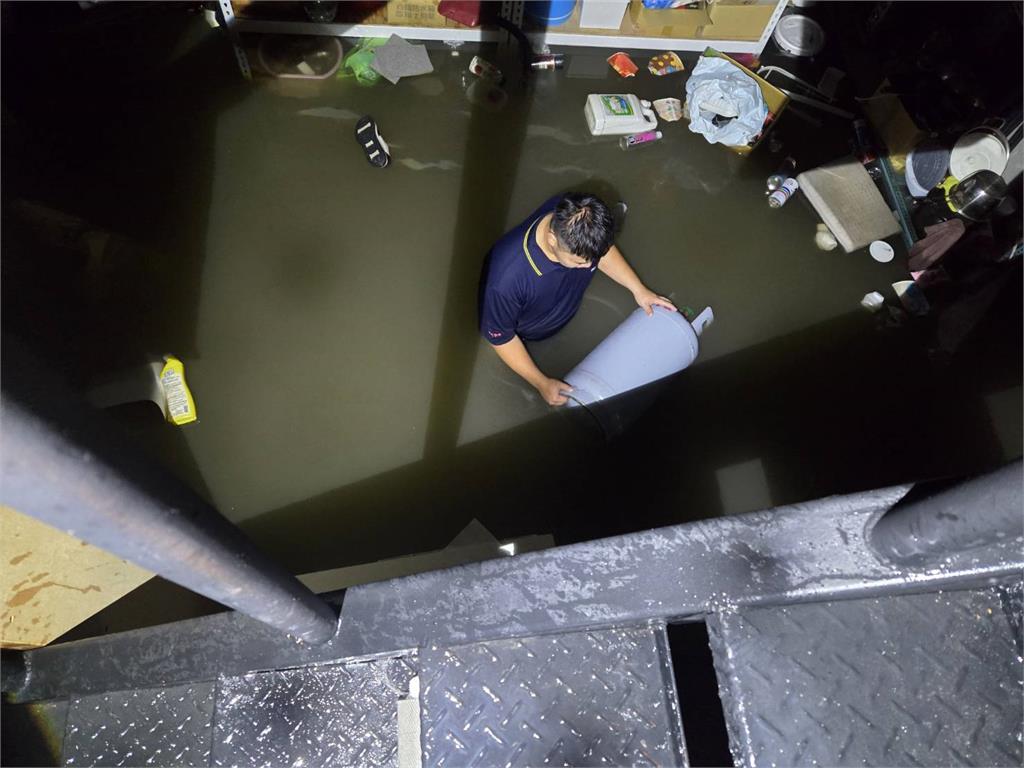 快新聞/魚都被沖上路面!宜蘭室內淹水1.5米高 家具墊高也沒用