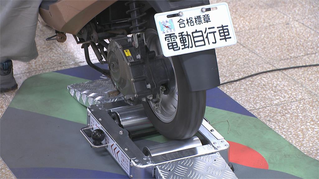 微電車掛牌新法上路 台南警製多國語言文宣稽查
