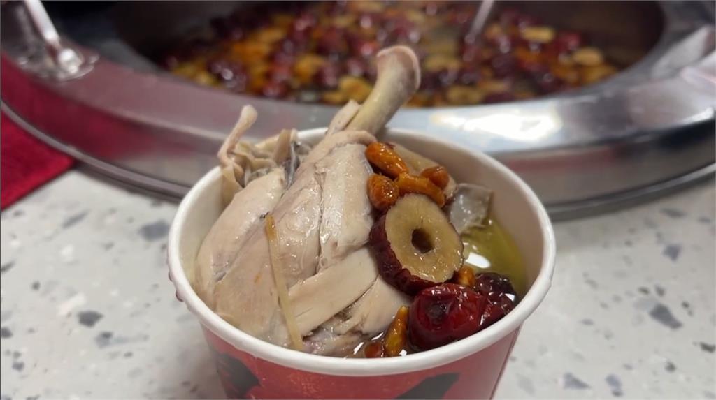 嘉義便當店雞湯免費喝到飽　大手筆配料吸引消費者