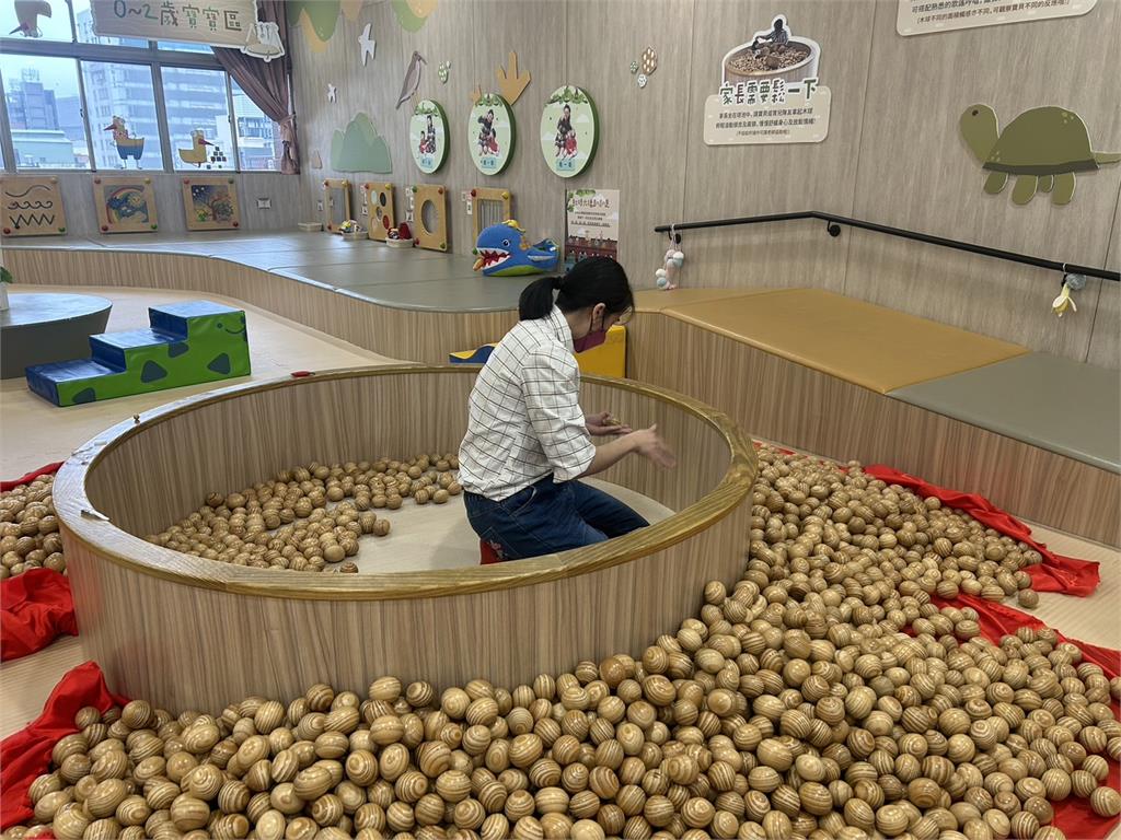 超噁!情侶腳踩木球按摩 奇葩行徑挨轟「好沒水準」