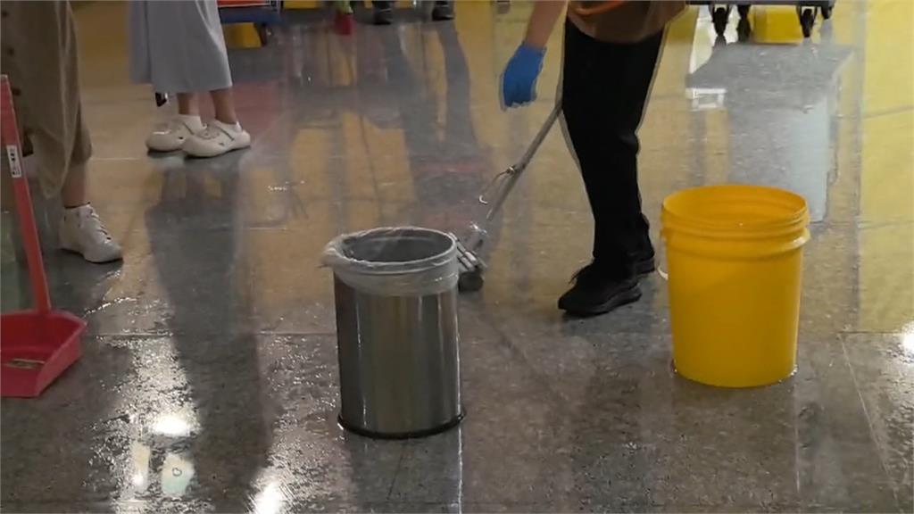 桃園午後強降雨狂炸 桃機二航廈大廳驚見「水濂洞」