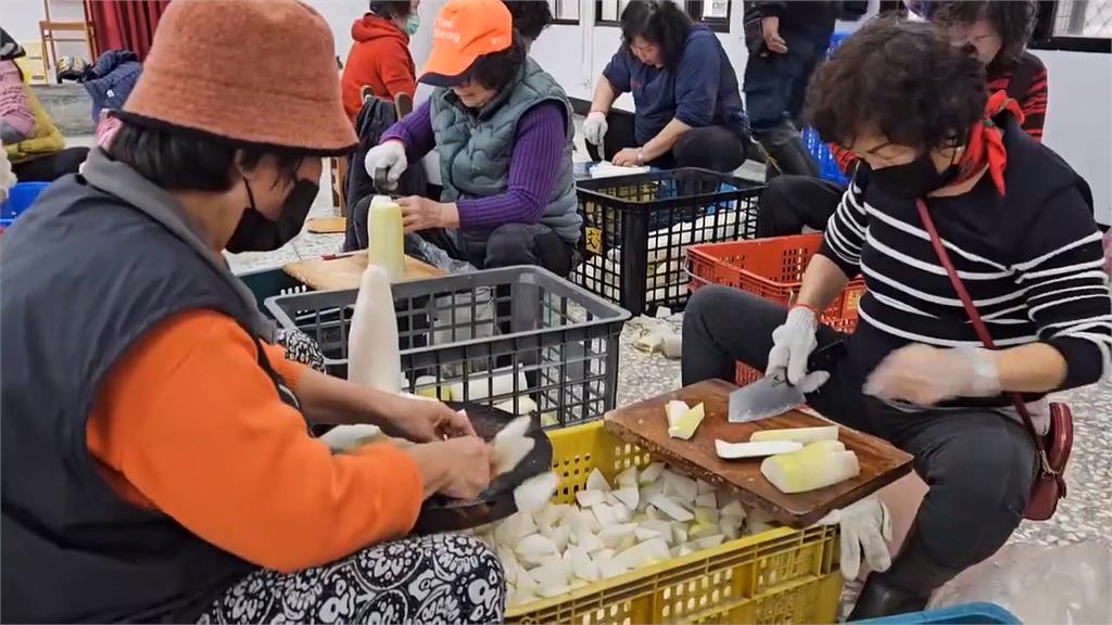 畢旅的錢自己賺!竹安國小「種蘿蔔」學生笑開懷