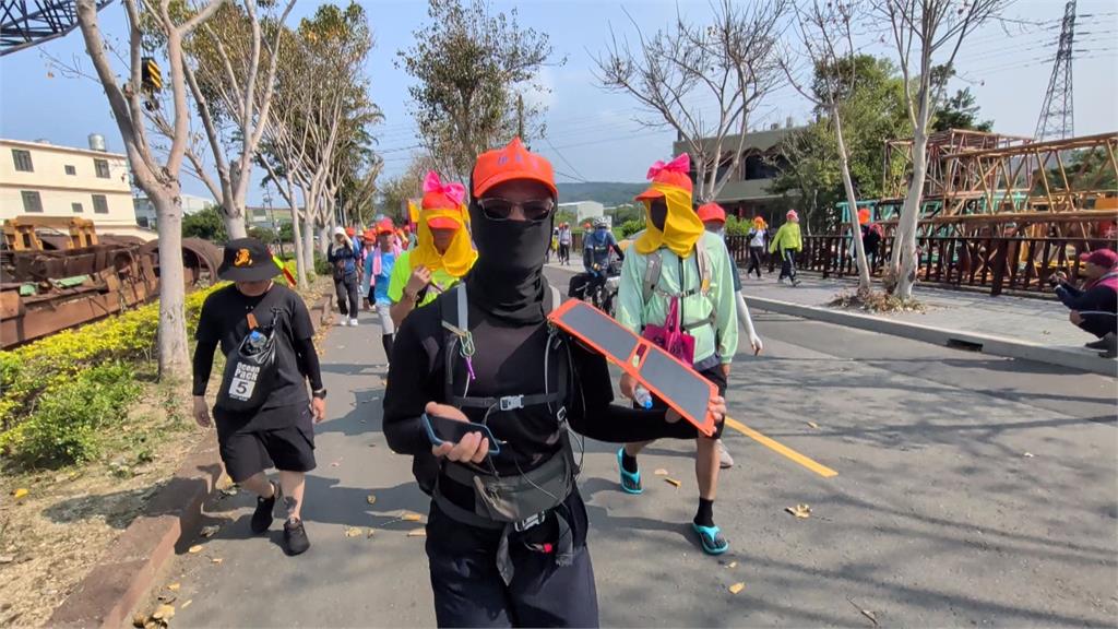 白沙屯媽祖進香亮點! 民眾揹巨大千順將軍氣球吸睛