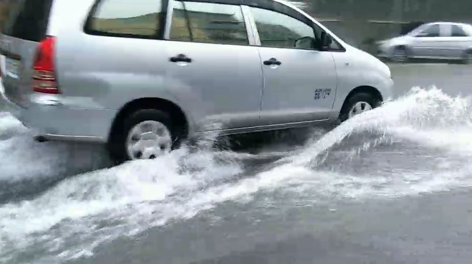 快新聞／高雄、台南「淹水警戒」！ 轎車經小東路地下道險滅頂