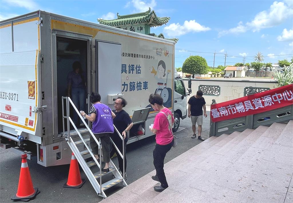 輔具服務全國第一 黃偉哲:聽力篩檢專車進偏鄉