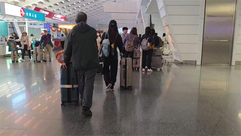 都還沒開櫃！　桃機出境排隊「看嘸盡頭」　旅客：提早近５小時到