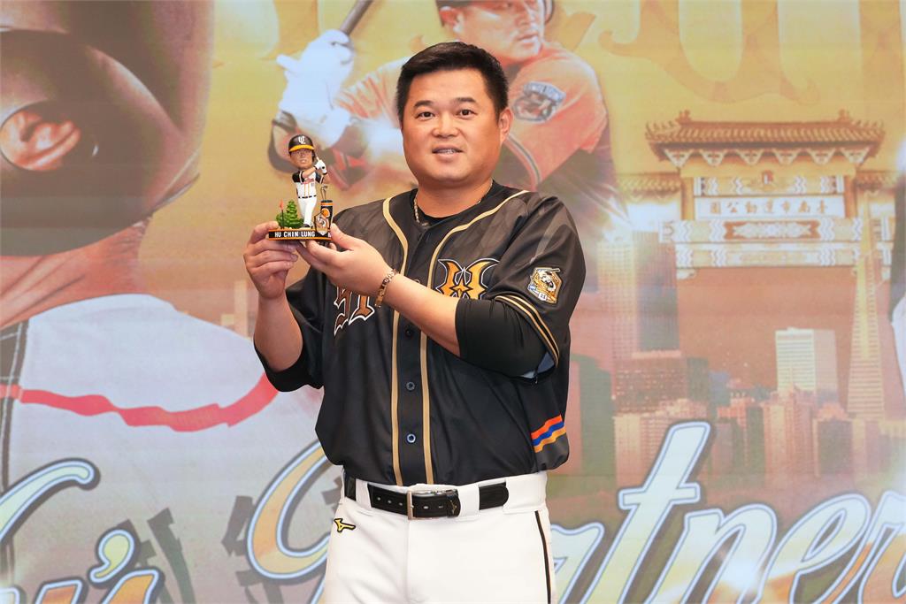 中職(影)/引退公仔變「高爾夫」選手!胡金龍曝「若沒返台可能留美打高爾夫」